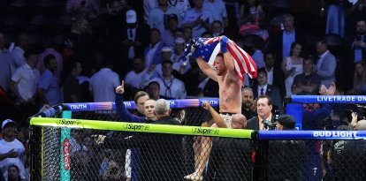 El estadounidense Justin Gaethje celebra tras derrotar al georgiano Ilia Topuria durante el evento de artes marciales mixtas "UFC Freedom 250" en el jardín sur de la Casa Blanca.