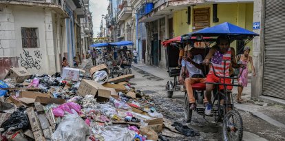 Las personas conviven con montones de basura en medio de la ciudad de La Habana (Archivo)