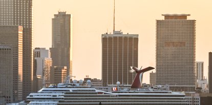 Un crucero Carnival Liberty atracado en el Puerto de Miami