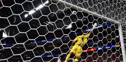 El portero de Cabo Verde, el número 01, Vozinha, realiza una parada durante el partido de fútbol del Grupo H del Mundial de 2026 entre España y Cabo Verde, disputado en el Estadio de Atlanta, en Atlanta, el 15 de junio de 2026.