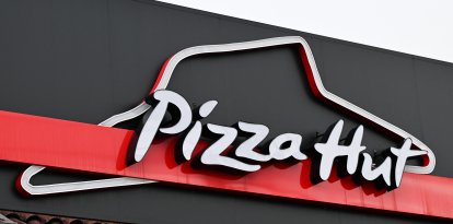 Un cartel iluminado de la cadena de alimentos Pizza Hut