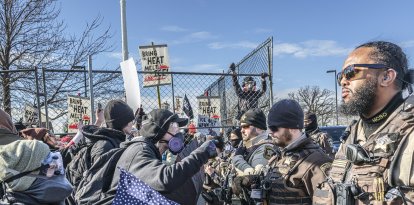 Manifestantes protestan contra las operaciones del ICE, en Minneapolis, Minnesota