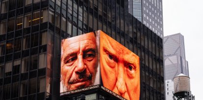 Publicidad digital en Times Square que muestra a Jeffrey Epstein y a Donald Trump/ Adam Gray