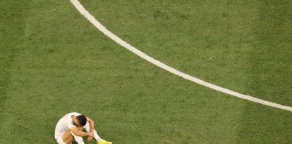 Un jugador iraní sentado en el césped luego del empate 2-2 con Nueva Zelanda, en su debut en el Mundial de Fútbol 2026.