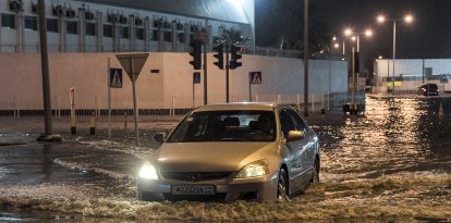 Un vehículo transita una calle inundada (Imagen de archivo)