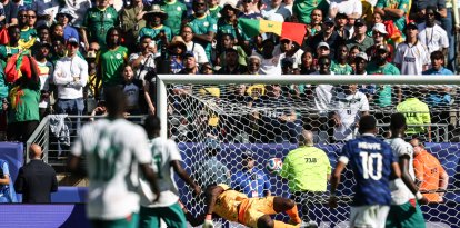El portero de Senegal, el número 16, Edouard Mendy, encaja el tercer gol de Francia, marcado por el delantero número 10, Kylian Mbappé, durante el partido de fútbol del Grupo I del Mundial de 2026 entre Francia y Senegal, disputado en el Estadio de Nueva York/Nueva Jersey, en East Rutherford, el 16 de junio de 2026.