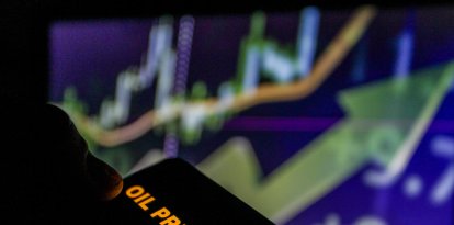 "Precios del petróleo" sobre gráficos del mercado financiero (Archivo)