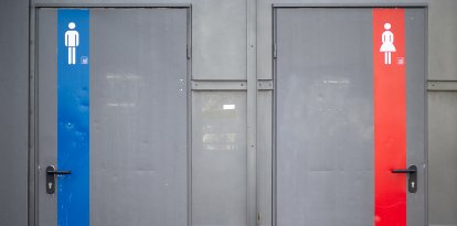 La puerta de dos baños: uno de hombres y otro de mujeres (Archivo)