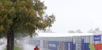 Un hombre camina bajo la lluvia en Texas (Archivo)