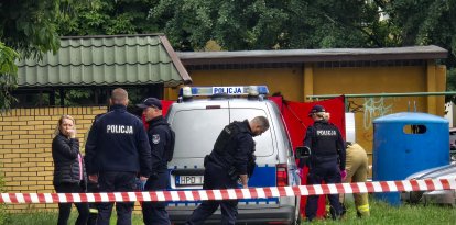 La policía trabaja en una escena del crimen cubierta con una carpa en Biala Podlaska