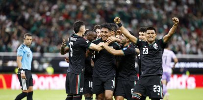 Luis Romo celebra su gol con el resto de la selección mexicana.