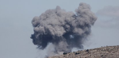 Una fotografía tomada en la región libanesa meridional de Marjayoun muestra humo elevándose tras un ataque aéreo israelí