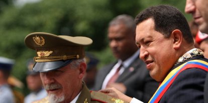 Ramiro Valdés y Hugo Chávez, ambos ahora fallecidos, en 2009.