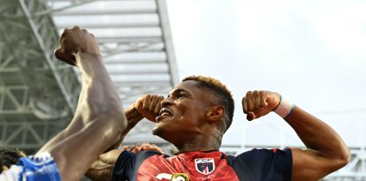 El delantero Cabo Verde Helio Varela celebra con sus compañeros tras marcar el segundo gol de su equipo durante el partido de fútbol del Grupo H del Mundial de 2026 entre Uruguay y Cabo Verde, disputado en el Miami Stadium de Miami Gardens el 21 de junio de 2026.  (Foto de CHANDAN KHANNA / AFP)