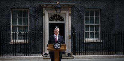 El primer ministro británico, Keir Starmer, hace una declaración sobre su futuro frente al número 10 de Downing Street la mañana del 22 de junio de 2026, en Londres. Según informan los medios de comunicación británicos, el primer ministro Keir Starmer, que se encuentra en una situación delicada, dará a conocer sus planes para dimitir este lunes, el mismo día en que se espera que su probable sucesor preste juramento como diputado.