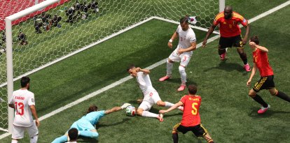 El portero iraní, Alireza Beiranvand, realiza una parada durante el partido de fútbol del Grupo G del Mundial de 2026 entre Bélgica e Irán, disputado en el Estadio de Los Ángeles, en Inglewood, el 21 de junio de 2026.  (Foto de Etienne Laurent / AFP)