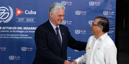 El presidente de Colombia, Gustavo Petro (derecha), es recibido por el dictador de Cuba, Miguel Díaz-Canel (Archivo)