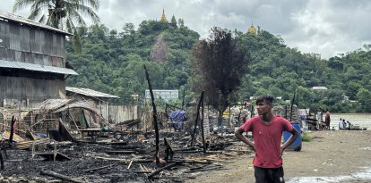 Un hombre camina junto a las ruinas de un edificio tras un ataque aéreo (Archivo)