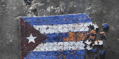 Un mosaico de la bandera cubana deshecha por el tiempo (Archivo)