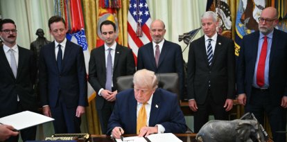 rump, firma una orden ejecutiva sobre computación cuántica en el Despacho Oval de la Casa Blanca