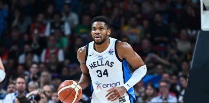 34. Giannis Antetokounmpo, de Grecia, durante el partido por el tercer puesto del EuroBasket 2025 de la FIBA, disputado entre Grecia y Finlandia en el Xiaomi Arena el 14 de septiembre de 2025 en Riga, Letonia.