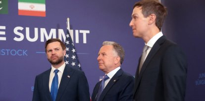 El vicepresidente JD Vance (izquierda), espera, junto al enviado especial del presidente, Steve Witkoff (centro), y al yerno de Trump, Jared Kushner, para reunirse con el primer ministro de Pakistán, Shehbaz Sharif (no aparece en la imagen), en el complejo hotelero de lujo Burgenstock, con vistas al lago de Lucerna, Suiza, el 21 de junio de 2026, antes de las conversaciones de alto nivel destinadas a impulsar un acuerdo para poner fin al conflicto de Oriente Medio. Estaba previsto que el 21 de junio de 2026 diera comienzo una nueva ronda de negociaciones sobre la guerra de Oriente Medio, con la llegada de los negociadores iraníes a la ciudad suiza anfitriona.