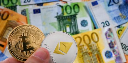 Ilustración de monedas de Bitcoin y Ethereum frente a diversos billetes de euro (Archivo)