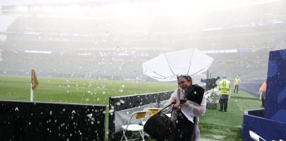 Tormenta durante el partido Francia-Irak en el Philadelphia Stadium