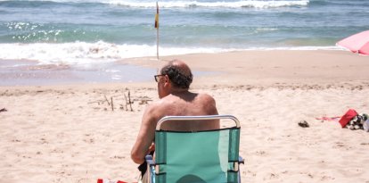 Una persona tomando el sol en la playa (Archivo)