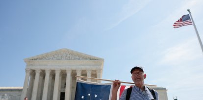 Un hombre durante una protesta frente a la Corte Suprema por temas de inmigración (Archivo)