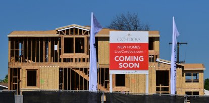 En Alhambra, California, el 19 de marzo de 2026, se puede observar una casa nueva en construcción.