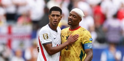 England's midfielder #10 Jude Bellingham (L) reacts with Ghana's forward #09 Jordan Ayew during the 2026 World Cup Group L football match between England and Ghana at the Boston Stadium in Foxborough on June 23, 2026.  (Photo by CHARLY TRIBALLEAU / AFP)