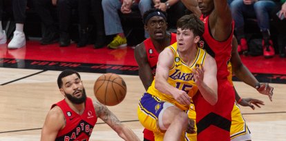 TORONTO, ON, CANADA - December 07, 2022: Austin Reaves #15 of LA Lakers throws the ball to a partner during the Toronto Raptors vs LA Lakers NBA regular season game at Toronto, Ontario, Canadá - 7 de diciembre de 2022: Austin Reaves, número 15 de los Lakers de Los Ángeles, pasa el balón a un compañero durante el partido de la temporada regular de la NBA entre los Toronto Raptors y los Lakers de Los Ángeles, celebrado en el Scotiabank Arena de Toronto.
