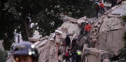 Los equipos de rescate evacuan a una persona herida de un edificio derrumbado tras un terremoto en Caracas