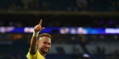 Neymar al final del partido contra Escocia