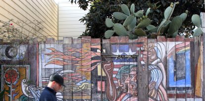 Una persona camina por las calles de San Francisco