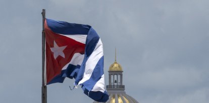 La bandera cubana ondea en el Malecón de La Habana, con el Capitolio al fondo (Files)