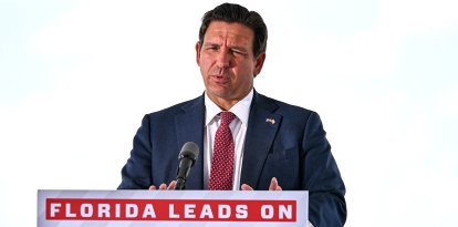 El gobernador de Florida, Ron DeSantis, habla durante una conferencia de prensa