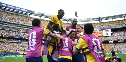 Gonzalo Plata celebra con sus compañeros el segundo gol de su equipo