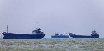 buques anclados en Bandar Abbas, a lo largo del estrecho de Ormuz