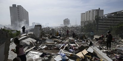 Habitantes locales caminan entre los escombros tras el doble terremoto que sacudió Caraballeda, estado de La Guaira, a unos 40 km al noreste de Caracas, el 25 de junio de 2026.