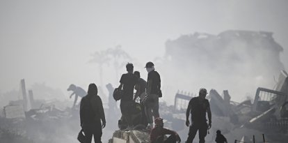 Los voluntarios en Venezuela hacen todo lo posible por rescatar personas entre los escombros