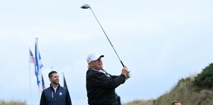 Donald Trump juga al golf en Aberdeenshire, Escocia/ Brendan Smialowski