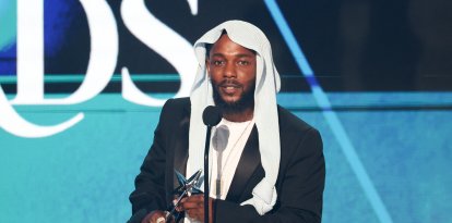 Kendrick Lamar con uno de los premios BET
