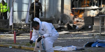 Policía trabaja fuera del edificio del Ministerio de Agricultura, donde se realizó una explosión controlada de una bomba