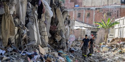 Miembros del 7.º Regimiento Francés de Entrenamiento e Intervención en Seguridad Civil realizan un reconocimiento en un edificio dañado en Catia La Mar, estado de La Guaira, Venezuela, el 29 de junio de 2026.