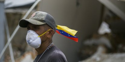 Voluntarios y residentes buscan supervivientes entre los escombros de edificios derrumbados en Caraballeda, estado de La Guaira, Venezuela.