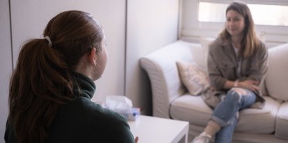 A female patient in a therapy session with her therapist (Files)