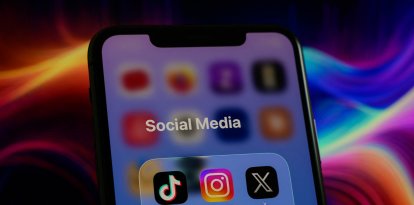 Un celular con aplicaciones de redes sociales, como TikTok, Instagram, X y Snapchat, entre otras (Archivo)