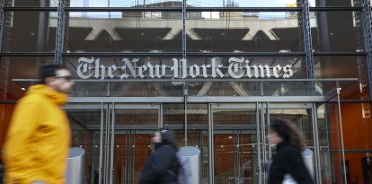 Personas pasando frente a la redacción de The New York Times en Nueva York